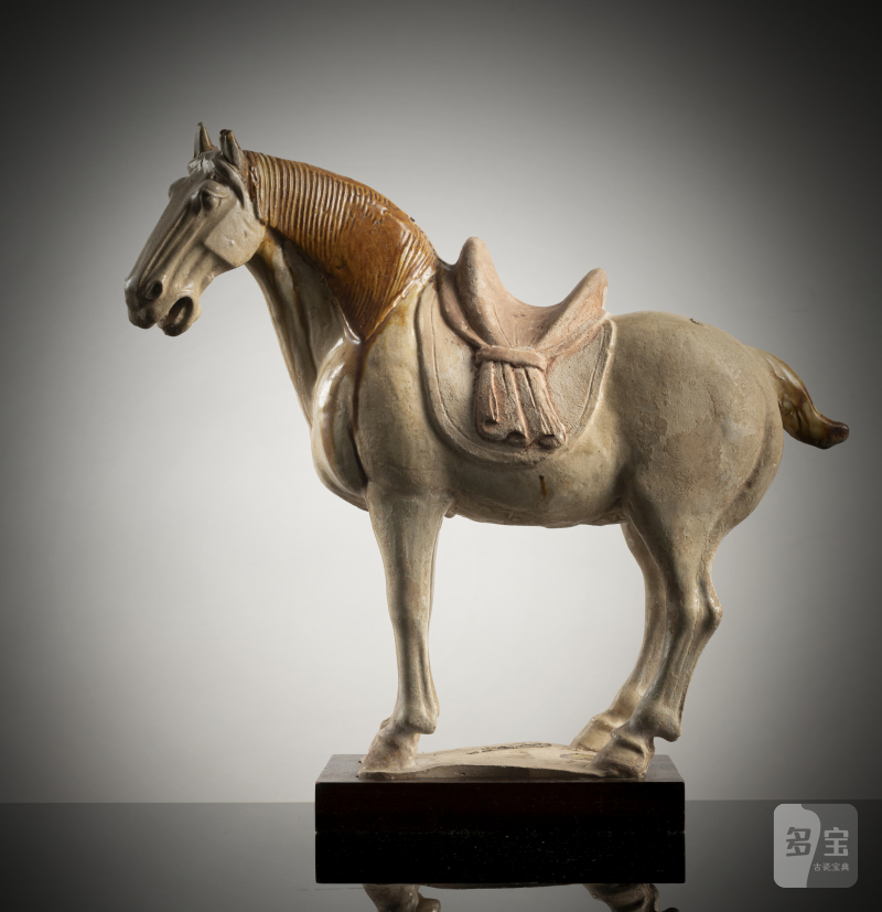 A partly amber-glazed earthenware figure of a standing horse - 图5